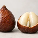 Fructul salak, cunoscut ca snake fruit, cu coajă solzoasă și pulpă albă, crocantă și suculentă.